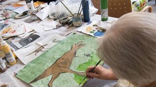 Sich kreativ betätigen oder im Alltag mithelfen: Aktivität in verschiedenster Form tut Betroffenen mit Alzheimer-Demenz gut, betonen Expertinnen und Experten.