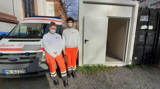 Die mobile Praxis der Johanniter ist während der gesamten vier Wochen mit ehrenamtlichen Helfern und Ärzten vor der Vesperkirche im Einsatz.