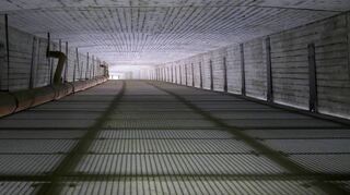 Blick in den „Bauch“ der Montpellierbrücke: Mit den Gitterrosten ist die 230 Meter lange Brücke verstärkt worden, als 2006 die Schienen für die Bahnstadt-Straßenbahnlinie gelegt wurden.
