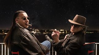 Apache 207 (l.), Deutsch-Rapper, und Udo Lindenberg, Panikrocker, sitzen nebeneinander. Die beiden Hit-Musiker haben erstmals miteinander einen Song aufgenommen.
