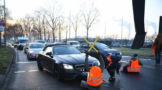 Fünf Klimaaktivistinnen und -aktivisten der "letzten Generation" haben am Freitagmorgen die B37 in Mannheim, eine wichtige Verkehrsader von der Autobahn Richtung Innenstadt, blockiert.