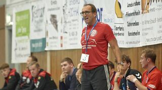 Volle Bank: Rohrheims Trainer Frank Herbert kann am Sonntag gegen Erbach mit dem kompletten Kader planen.
