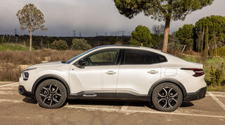 mid Madrid - Eine schöne Seitenlinie ziert das 4-türige Schrägheck-Crossover SUV.