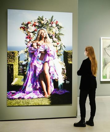 Popkultureller Versuch, Leute ins Museum zu holen: Eine Frau schaut sich in der Schau „Mutter“ ein Bild Mason Pooles an, das US-Popstar Beyoncé mit ihren neugeborenen Zwillingen zeigt. Die Schau thematisierte die Beziehung von Mutter und Kind.