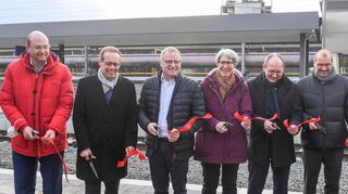 Band durchschnitten: Marcus Geithe (Mannheimer Verkehr GmbH, v.l.), Konrad Stockmeier (FDP), Michael Groh (Bahn), Elke Zimmer (Staatssekretärin), Erster Bürgermeister Christian Specht und Michael Winnes (Verkehrsverbund).