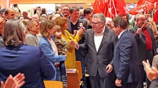 Umjubelt und gefeiert: Thorsten Riehle (Mitte) beim Gang durchs Nachbarschaftshaus Rheinau, rechts neben ihm sein Mann Markus Schwarz-Riehle.