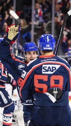 Ein Ausrufezeichen gegen den Spitzenreiter: Jordan Szwarz (l.) und Tyler Gaudet führten die Adler Mannheim mit ihren Toren zum Sieg gegen München.