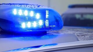 Ein Rettungshubschrauber ist im Einsatz.