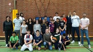 Die Siebtklässler und Lehrkräfte freuen sich über den Besuch der Basketballprofis – hinten (2.v.l.) Elias Lasisi, daneben Bryan Griffin und als 2.v.r. Felix Edwardsson.