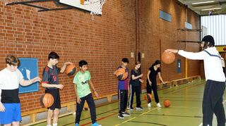 Ballhandling-Training mit Bryan Griffin (rechts).
