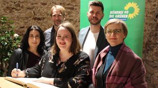 Eintrag ins Goldene Buch der Stadt (v. l.): Fadime Tuncer, Michael Haug, Bundesvor-sitzende Ricarda Lang, Pascal Haggenmüller, Franziska Brantner.