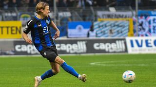 Bentley Baxter Bahn organisiert im defensiven Mittelfeld mit Fridolin Wagner die Arbeit vor der Abwehr und kümmert sich um den Spielaufbau.