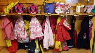 Voll sind nicht nur die Garderoben in den Kindertagesstätten, sondern auch die Kitas selbst – an Plätzen herrscht in Mannheim großer Mangel.