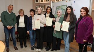 Abdalla Gdoura vom Interkulturellen Büro, Brigitta Eckert und Bärbel Schade mit den Absolventinnen Anastasiia Shybashova, Shahin Asadizade, Kübra Altay, Lorin Chir und der Integrationsbeauftragten Gerasimoula Grigoraki.
