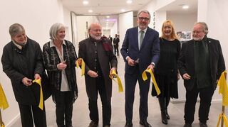 Die Eröffnung: v. l. die Töchter Angelika Milos-Engelhorn und Alissa Gerlich, Wilfried Rosendahl, OB Kurz, Susanne Hammer und Alfried Wieczorek.
