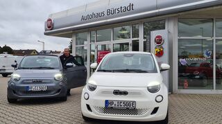 Viel Erfahrung bringt Heinrich Löschner mit. Seit 50 Jahren arbeitet er im Autohaus Bürstadt. Er fährt gerne mit den E-Autos.