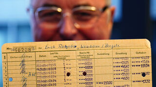 Erich Rathgeber zeigt sein altes Sparbuch, das aus dem Jahr 1962 stammt. Die Sparkasse hat die Zinsen und Zinseszinsen nun nachgetragen.