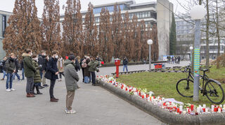 Blumen und Kerzen im Neuenheimer Feld vor einem Jahr: Am 24. Januar hatte ein Student in einem Hörsaal eine Kommilitonin erschossen und weitere verletzt.