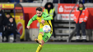 Thomas Pledl trifft zum 3:1 gegen den MSV Duisburg.