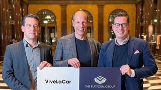 mid Groß-Gerau - In Sachen Auto-Abo vereint: Timo Seeberger, CFO ViveLaCar, Mathias R. Albert, CEO ViveLaCar, und Dr. Dominik Benner, CEO Benner Holding (v. l.).