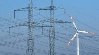 Wenn erneuerbare Energien wie Sonnen- und Windkraft für die Stromversorgung ausreichen, ist der Strompreis am Großhandelsmarkt deutlich niedriger.
