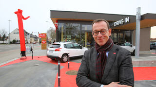 Peter Görtz vor dem Drive-In bei dessen Eröffnung im März 2018.