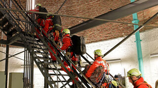 Schwer bepackt geht es die Treppen im Wasserturm hoch.