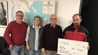 Roland Marke (v.l.), Marion Schöbel, Roland Weber übergeben Ronny Just von der Mannheimer Tafel in der „MM-Redaktion den Scheck.
