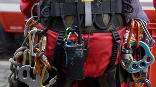 Karabiner, Schließringe, Bandschlingen – mehrere Kilogramm schleppt jeder der Männer mit sich.