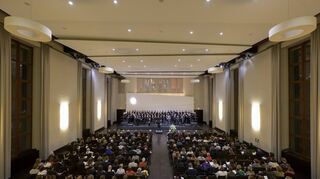 Am Jahrestag der Amoktat im Neuenheimer Feld gedenkt die Ruperto Carola in der Neuen Aula mit einem Konzert der traumatischen Ereignisse im Institutsgebäude am Botanischen Garten. Chor und Orchester führen unter der Leitung von Universitätsmusikdirektor Michael Sekulla das Requiem d-moll op. 48 von Gabriel Fauré auf, das 1888 uraufgeführt wurde.

Foto: Philipp Rothe, 24.01.2023