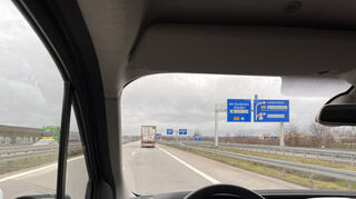 Tempo 100 auf der Autobahn? Lastwagen zu überholen wurde so zur Geduldsprobe - vor allem für die Autofahrer hinter unserem Autoren.