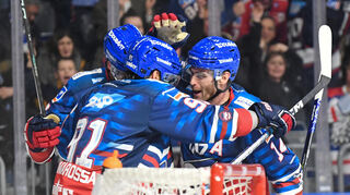 Jubel zum 1:2 v.l. verdeckt Mannheims Tyler Gaudet (Nr,58), der Torschuetze Mannheims Joseph Cramarossa (Nr.91) und Mannheims Jordan Szwarz (Nr.14).