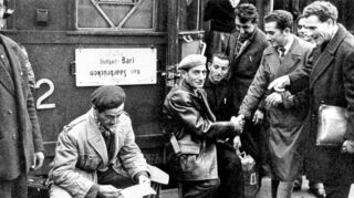 Archivbild von 1970: Italienische Gastarbeiter warten vor ihrer Abfahrt in den Heimaturlaub auf dem Hauptbahnhof von Stuttgart.