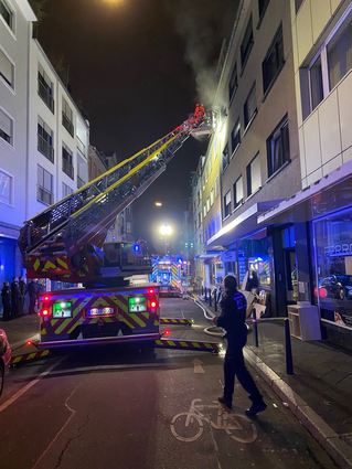 Erfolgreich gelöscht: Einsatzkräfte bekämpfen den Brand in Q 3.