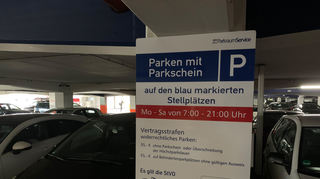 Eine Firma bietet im Auftrag der Stadt nun öffentliche Stellplätze im Parkhaus an der Neckarpromenade an.