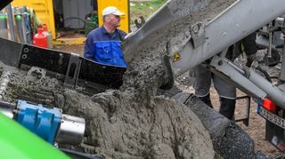 Kein Beton: Über eine Pumpe wird eine per Betonmischer angelieferte Masse aus Ton, Sand und Kies in die Feudenheimer Au gepumpt.