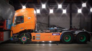 mid Groß-Gerau - Chrashtests von Volvo Trucks zeigen, dass die Technik im E-LKW sicher wie bei einem Diesel ist.