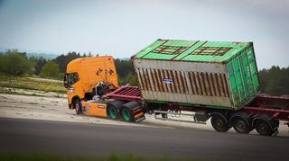 mid Groß-Gerau - Beim Überschlagstest schaltet sich das Hochspannungssystem automatisch ab, was das Sicherheitsrisiko für Fahrer und Rettungsmannschaften reduziert.