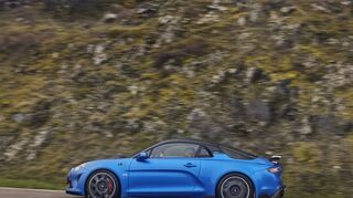 mid Groß-Gerau - Die Launchfarbe "Matt Racing Blue" entspricht der Farbgebung des aktuellen Formel-1-Wagens A522.