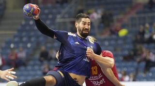 Immer noch schwer zu stoppen: Nikola Karabatic (links, hier gegen den Montenegriner Mirko Radovic).