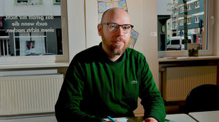 Der künstlerische Leiter Tobias Frindt in seiner Wirkungsstätte Community Art Center.
