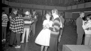 Der legendäre Mannheimer Cola-Ball (hier 1960) war eine alkoholfreie Veranstaltung: Getanzt wurde zu Livemusik im Musensaal des Rosengartens.