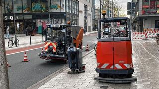 Die Maschinen der Stadtreinigung blockieren diese Parkbucht.