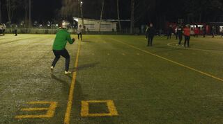 Fängt er ihn oder nicht? „MM“-Lokalchef Florian Karlein im Football-Training der Mannheim Bandits. Bild: Malixmotion