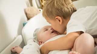 Nicht nur ein untrainiertes Immunsystem macht Kinder anfällig für Infektionen, denn Kinder fassen alles an, küssen sich und nehmen Dinge in den Mund.