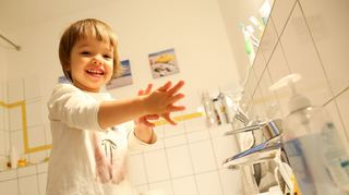 Kinder müssen lernen, wie sie sich gründlich waschen. So können sie selbst das Infektionsrisiko senken.
