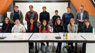 Der neue Jugendgemeinderat (vorne, v.l.): Ayaan Sari, Isabella Stahl, Havin Polat, Adriana Sciacca, Isabell Bach, Lena Struve, Juli Döhring. Hintere Reihe (v.l.): Victor Lehrian, Florian Hofherr, Anes Bajramovic, Abdu Rrahmanich, Benedikt Würtz.