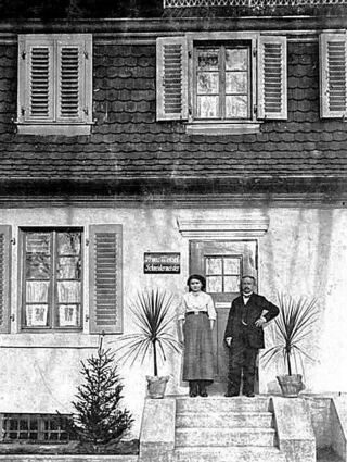 Franz Wetzel mit Tochter Käthe vor dem Haus in der Waldstraße 75.