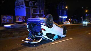 Das Auto überschlug sich auf der Casterfeldstraße nach der Kollision mit geparkten Autos.