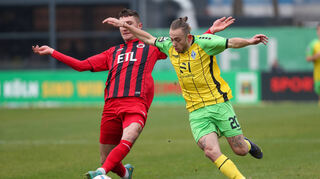 Waldhof-Torschütze Adrien Lebeau im Zweikampf mit Christoph Greger vom FC Viktoria Köln.